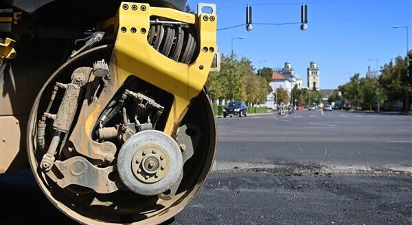 Újabb szakaszokon marják fel az aszfaltot Egerben – torlódások jöhetnek a 25-ös főút felújítása miatt