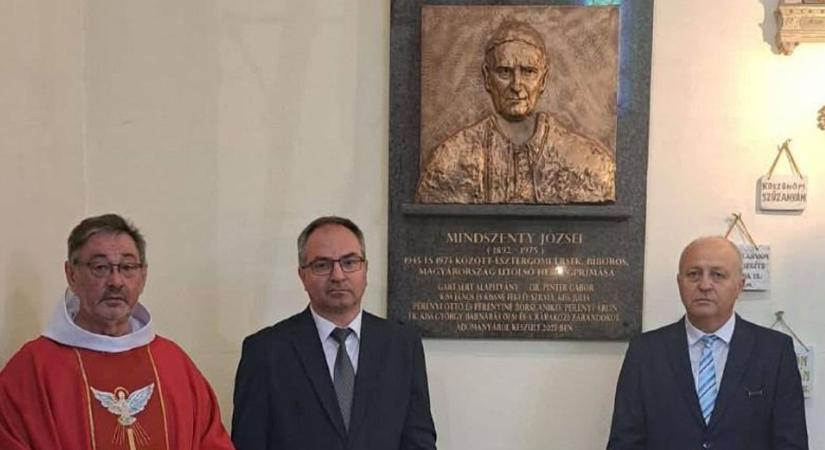 Emléktáblát avattak Mindszenty József tiszteletére a gartai templomban - fotó