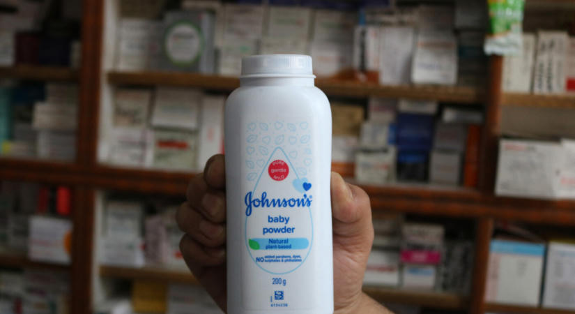 Rekordösszeggel zárná le a hintőpor-botrányt a Johnson & Johnson: 5,5 milliárd dolláros egyezséget ajánlott a károsultaknak