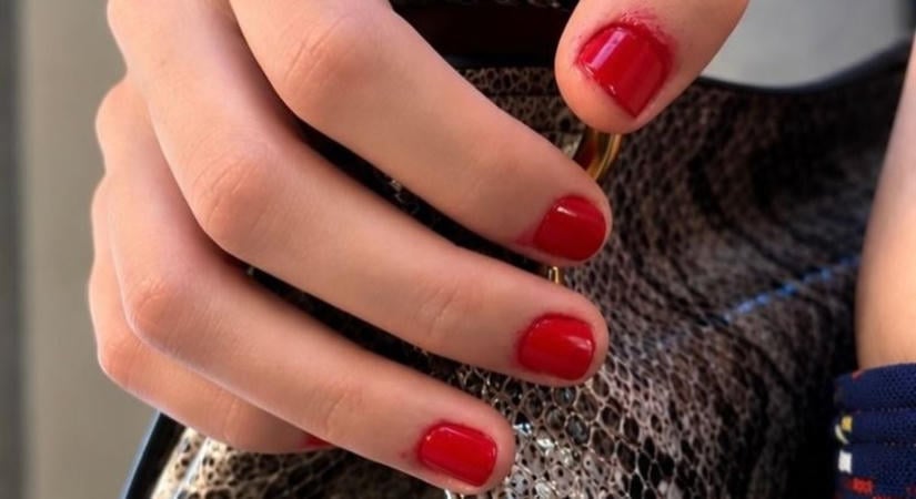 Felejtsd el a tökéletes manikűrt: a maszatolt körömlakk lesz trendi