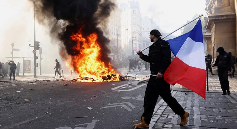 C'est la vie – XVI. Lajos óta senki nem vette ilyen lazán a párizsi zavargásokat