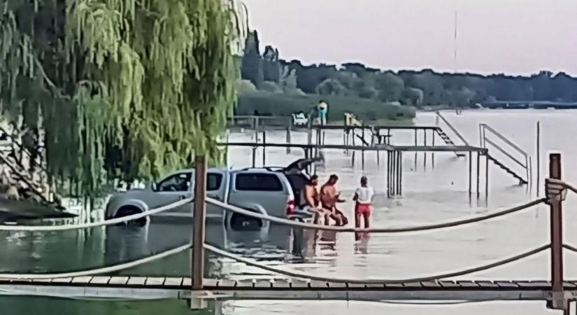 Ha nincs stéged, megteszi a plató is: piknik a pickupon, a Balaton vizében