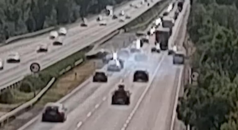 Előkerült a videó az M7-est megbénító balesetről, nem vette észre a torlódást a sofőr