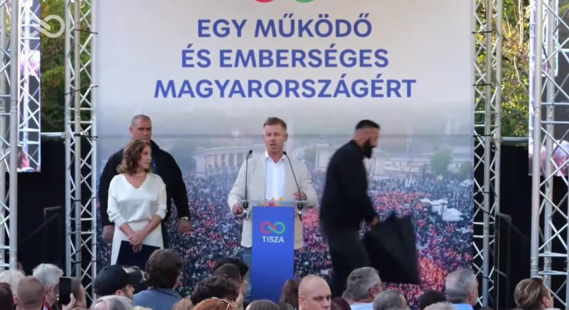 Esernyővel védték Magyar Pétert a repülő tojástól