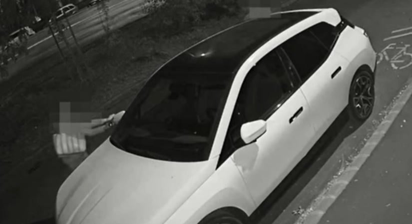 Puszta kézzel esett neki a húszmilliós BMW-nek egy nő Debrecenben, a kamera mindent felvett
