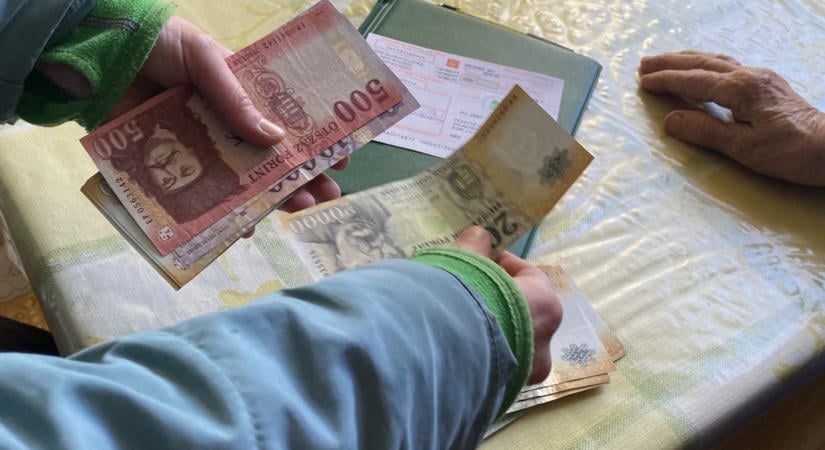 Nyugdíj: korábban érkezik a pénz, de utána akár 41 napot is várni kell az utalásra
