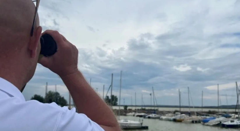 Szolgálaton kívüli rendőr mentett ki a Velencei-tó iszapjából egy nőt