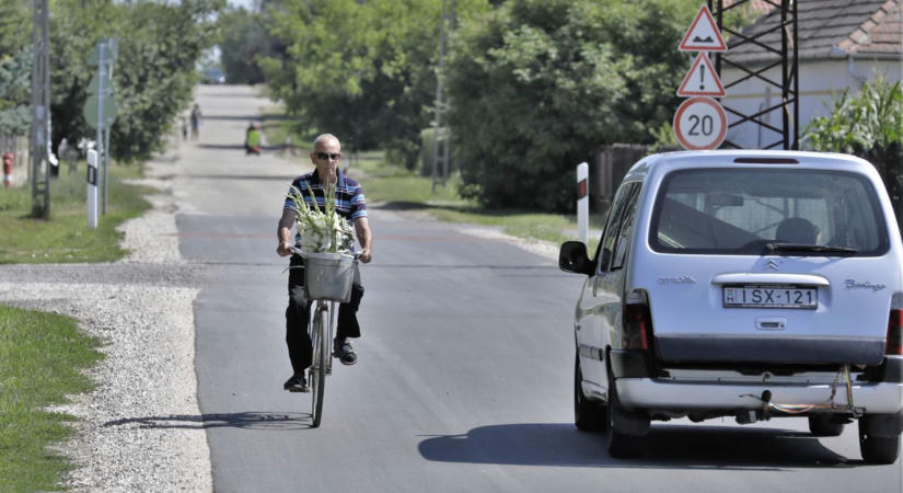 Biciklis vert meg egy autóst a Balatonnál – elszakadt a cérna kerekezés közben