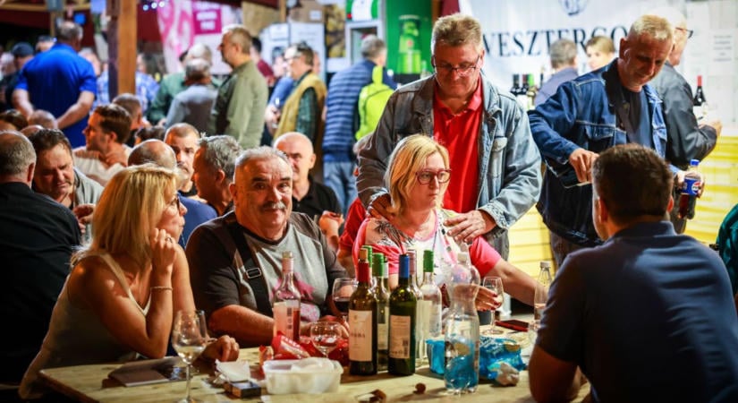 Már csütörtök este megtelt élettel a borudvar – ez a nap a szekszárdiaké volt (képgalériával)