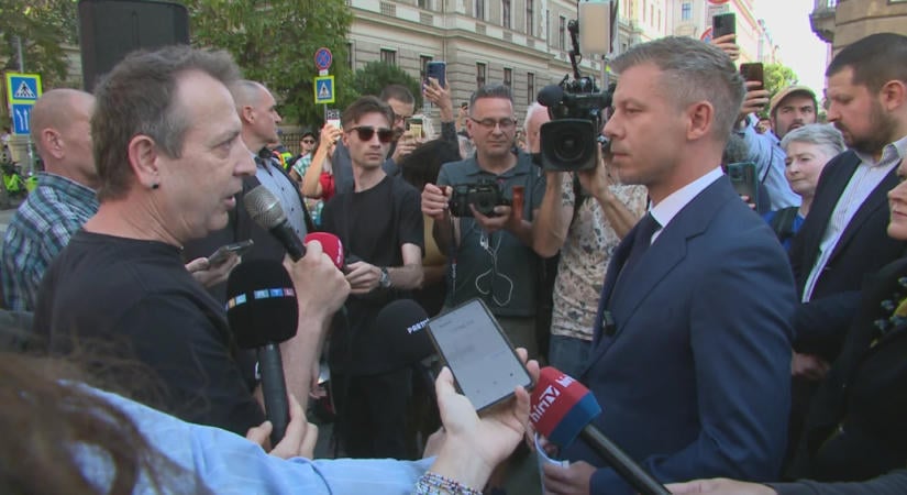Béremelésért tüntettek a szociális dolgozók, a miniszterelnök személyesen hívta őket egyeztetésre