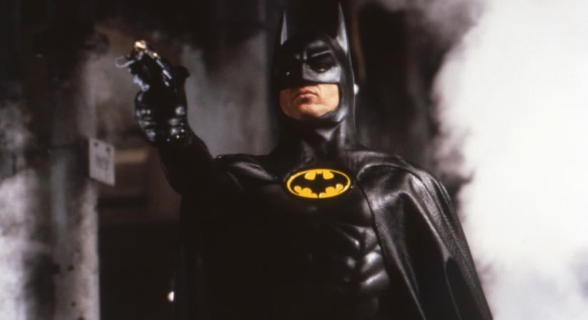 Annyira felhúzta magát egy férfi a kátyúkon, hogy Batman jelmezben kezdte el őket kijavítani – videó