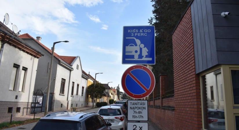 Megállni tilos, de 3 percig lehet: szabad a csók?