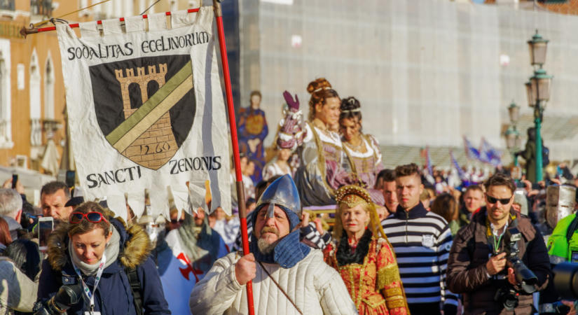 Beton.Hofi, ingyenes koncertek, óriásbábok és Isis-fényfestés: ilyen lesz az idei jubileumi Savaria Karnevál