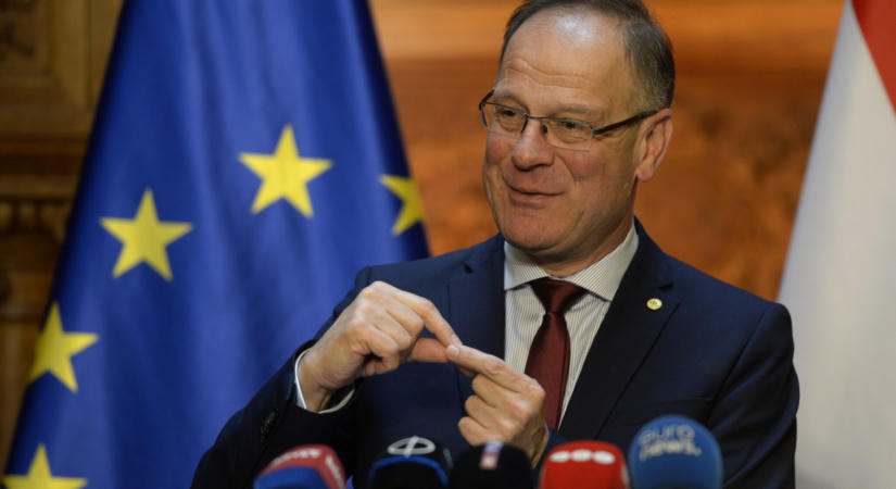 Navracsics Tibor a közmédiában promózta a Polgári Demokratákat, de a maffiaállam is szóba került