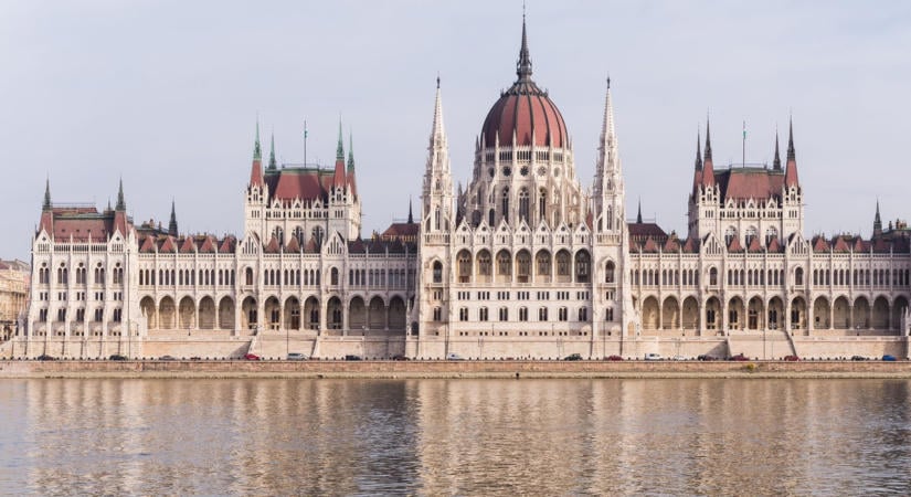 Váratlan fordulat: a Partizán csatorna munkatársait nem engedték be a Parlamentbe, az indoklással pedig hamar lebuktak