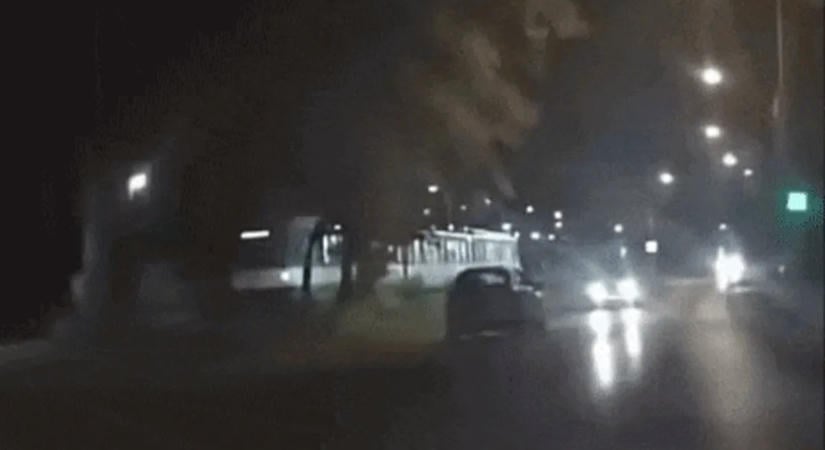 Világítás nélkül, a forgalommal szemben hajtott egy idős nő – videó