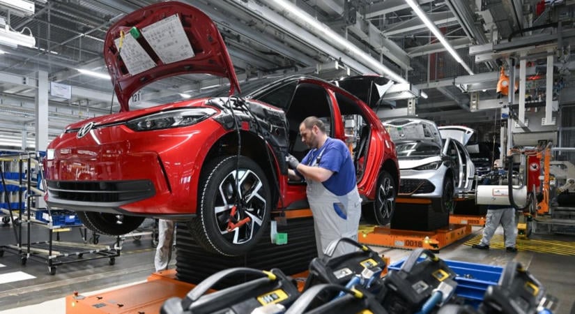 Sztrájkkal fenyegetnek a Volkswagen dolgozói: januártól megbénulhat a német autógyártó