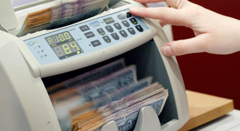 Milliárdokat bukhat a lakosság: gondol egyet a NER kegyeltje, és csődbe viszi a céget