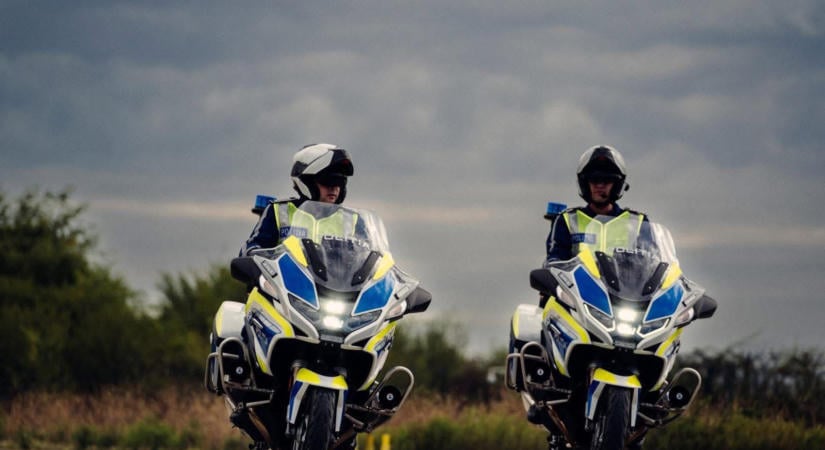 Vitatott módszereket alkalmaz a rendőrség a menekülő motorosok megállítására