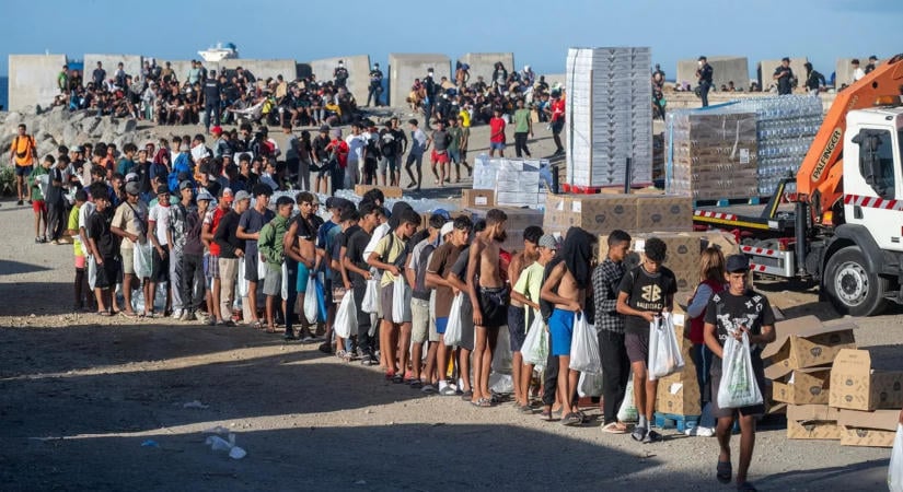 Csoportosan megerőszakoltak egy nőt egy migránsokat szállító hajón a tengeren, a kisgyereket pedig a vízbe dobták, mert sírt
