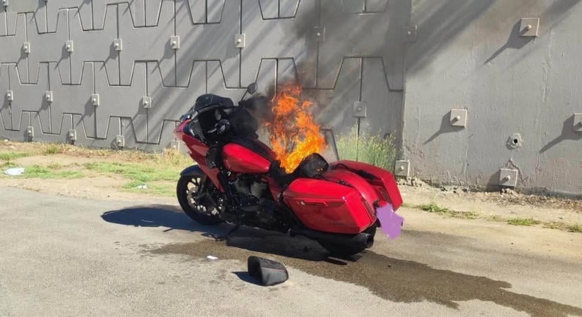 Menet közben gyulladt ki Sándor alatt a Harley - három hónapja nincs válasz a kereskedéstől
