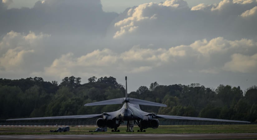 Menekítik az amerikai bombázókat Angliából egy fenyegető incidens után
