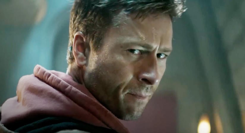 Glen Powell szerint részben a Paramount miatt bukott meg A menekülő ember, melynek forgatásán majdnem elvesztette a kezét