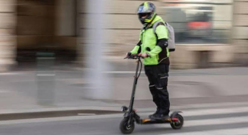 Vége a szabad rollerezésnek, kemény szabályok jönnek: jogosítvány és bukósisak is kell