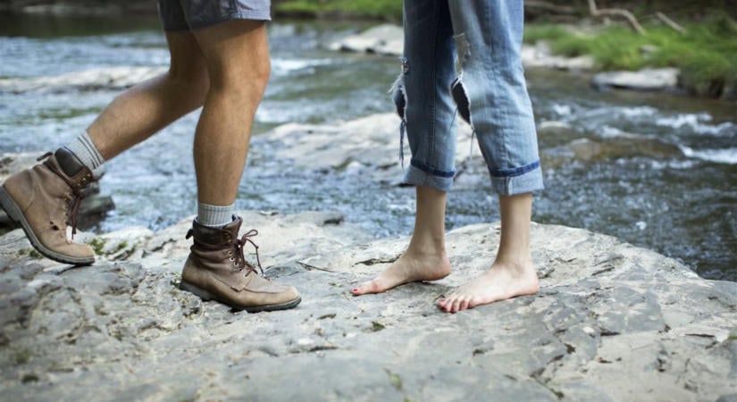 Hagyományos túrabakancs vagy barefoot cipő a jobb választás a hétvégi kirándulásokhoz?