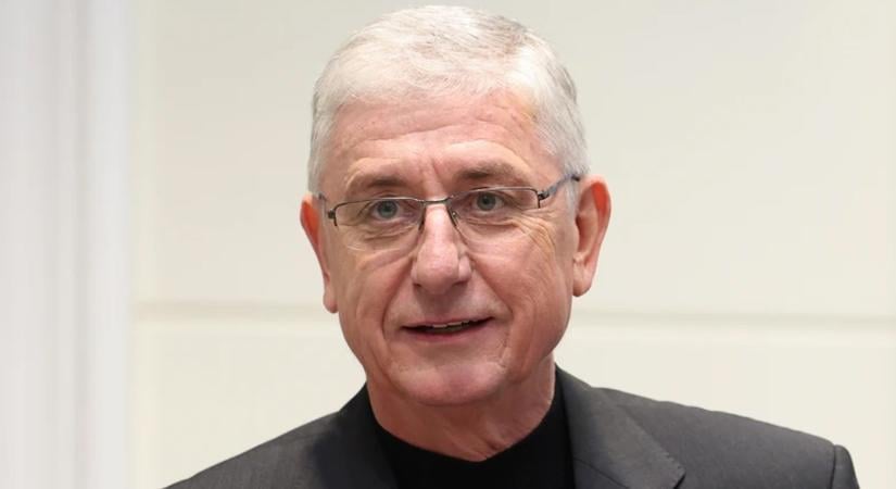 Friss fotó. Tündéri, gyönyörű hajú az 1 éves Rózi, aki így bújik Gyurcsány Ferenchez a nagypapájához