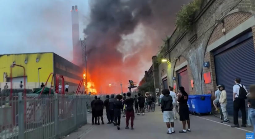 Hatalmas tűz ütött ki egy újrahasznosító központban London délkeleti részén(videó)