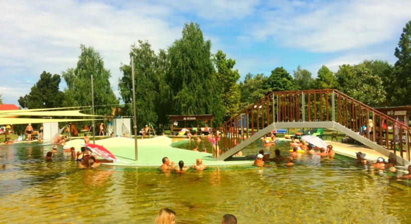 Keddtől 1400 forintért mehetünk ebbe az alföldi termálfürdőbe
