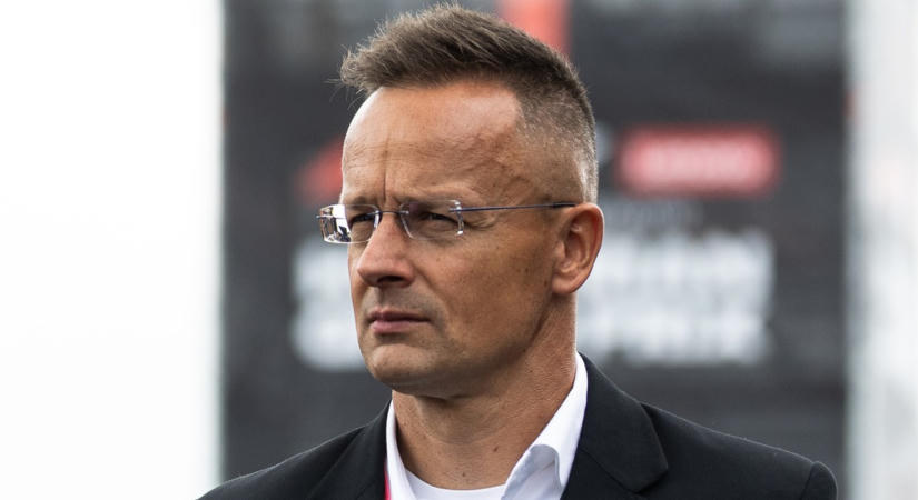 Váratlan helyen készült lesifotó Szijjártó Péterről, miközben a Nemzetbiztonsági Bizottság nem tudja elérni őt