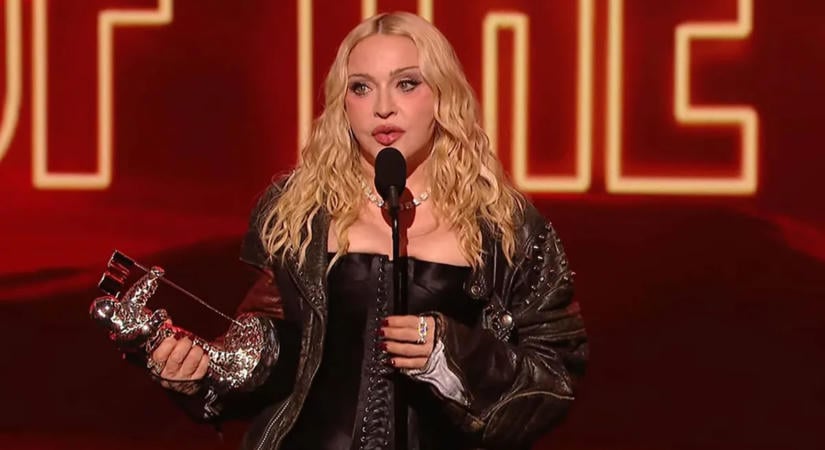 Óriási terpeszben nyitotta meg az MTV VMA gálát Madonna: „Megjött anyuci”