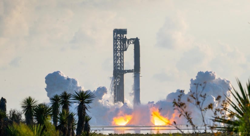 Történelmi jelenet: látványos videón, ahogy útnak indul a SpaceX óriásrakétája eddigi egyik legfontosabb küldetésére