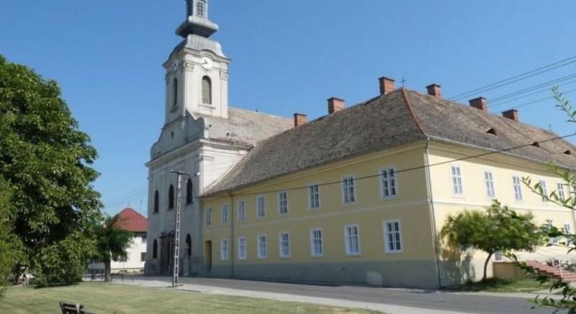 Nyolc évtized után újra lesz nagyharang a simontornyai templom tornyában