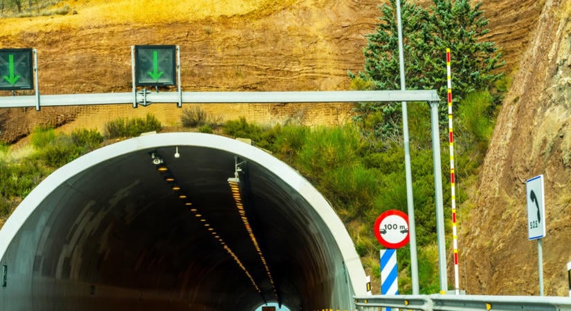 A miniszter 123 km/h sebességgel gurult át egy alagútban. A rendőrség nevetséges bírságot szabott ki rá