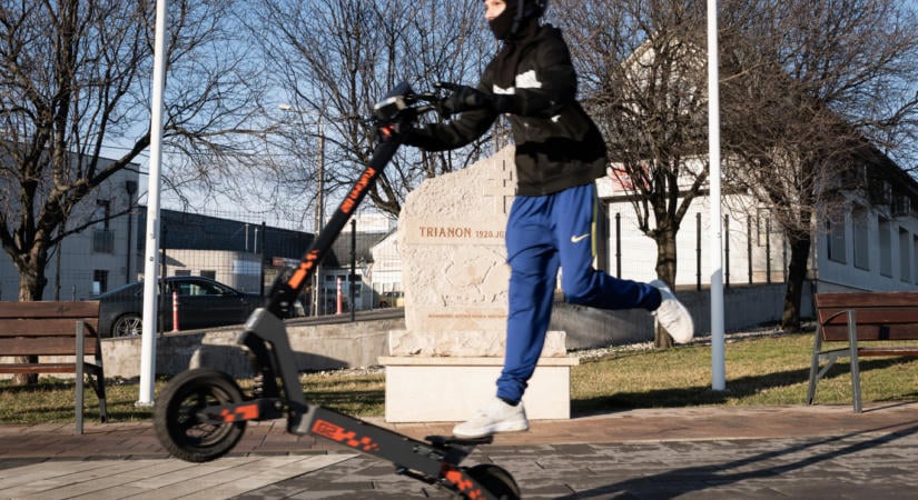 Csak jogosítvánnyal lehet majd használni nagy teljesítményű elektromos rollert a kormány tervei szerint