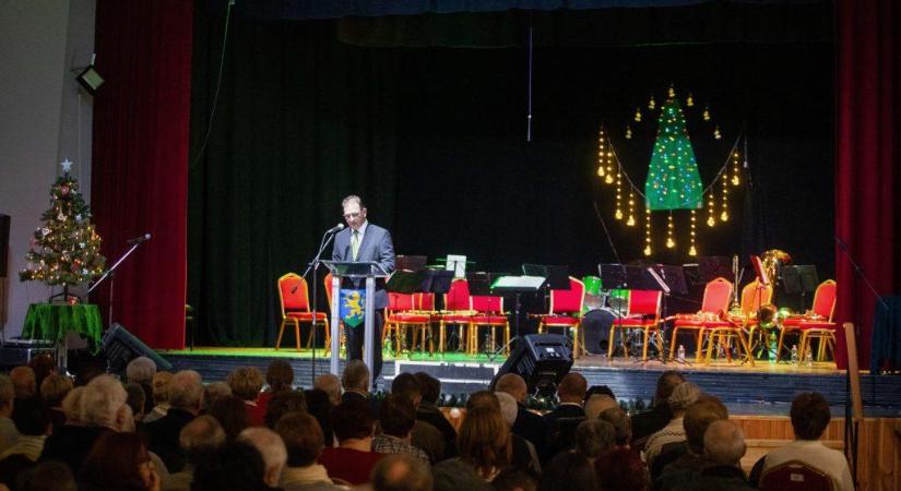 Polgármesteri köszöntővel, a Hevesi Fúvós Együttes és St. Martin koncertjével zárult az adventi ünnepkör