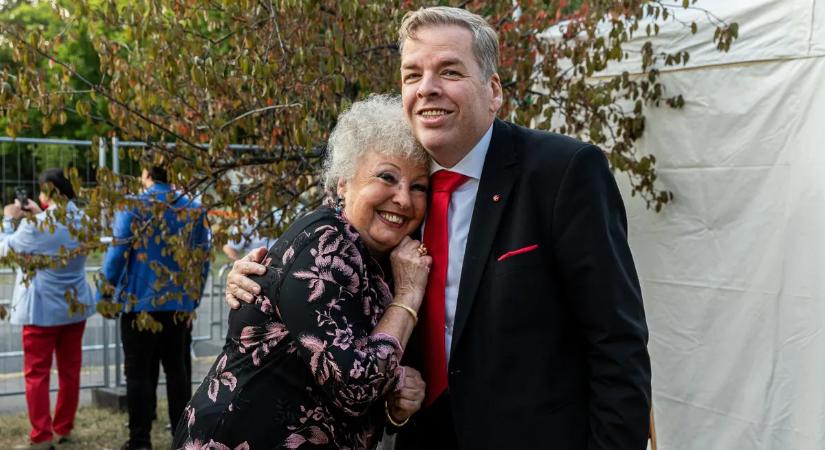 Szívszorító látvány: így néz ki Schmuck Andor sírja egy évvel a halála után – galéria