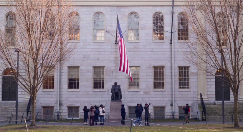 Vereséget szenvedett Trump-adminisztráció a Harvarddal vívott jogi csatában