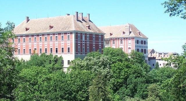 Harminc év pereskedés után a cseh államé marad az elkobzott opočnói vadászkastély