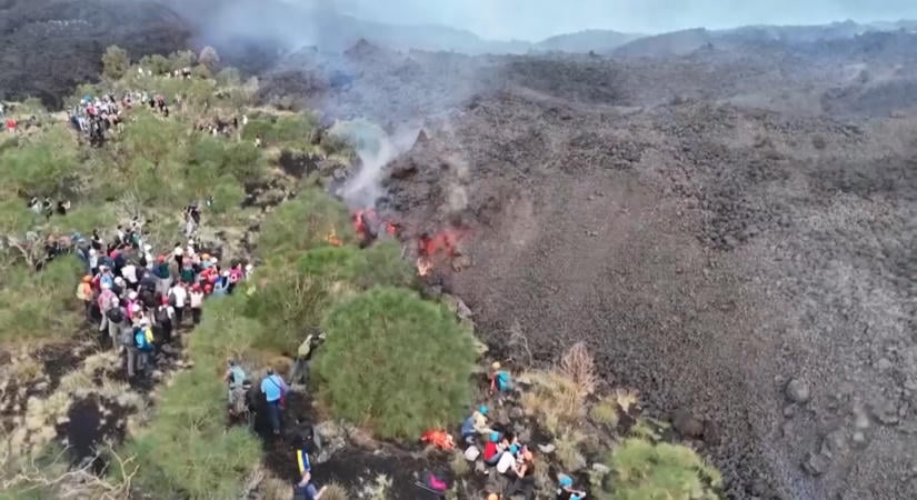 4 kilométeres hamufelhőt lőtt ki az Etna, katasztrófaturisták lepték el a lávafolyamot