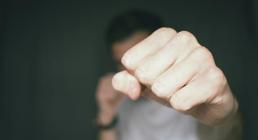 Eszméletlenre verték egy szórakozóhely előtt a 46 éves férfit