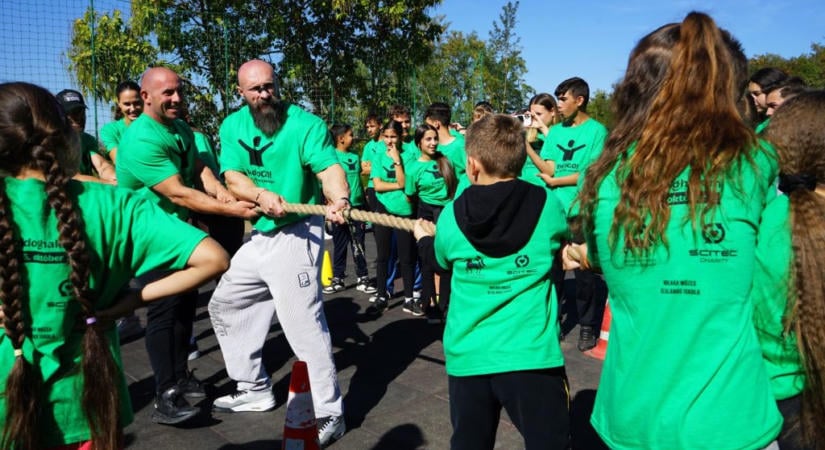 „Holnap nagyon fog fájni, viszont ma nagyon jól éreztem magam!” – ismert testépítőkkel sportoltak a bodroghalmi diákok
