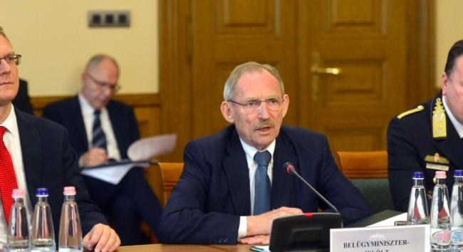 Kósa Lajos elégedett Pintér Sándorral, aki szerint az országban rend van