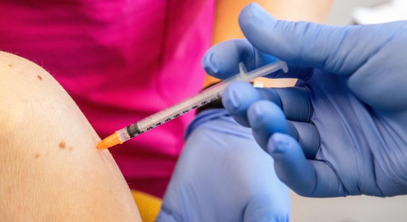 Vakcina helyett sóoldatot adott be betegeinek egy 70 éves doktornő Jánoshalmán