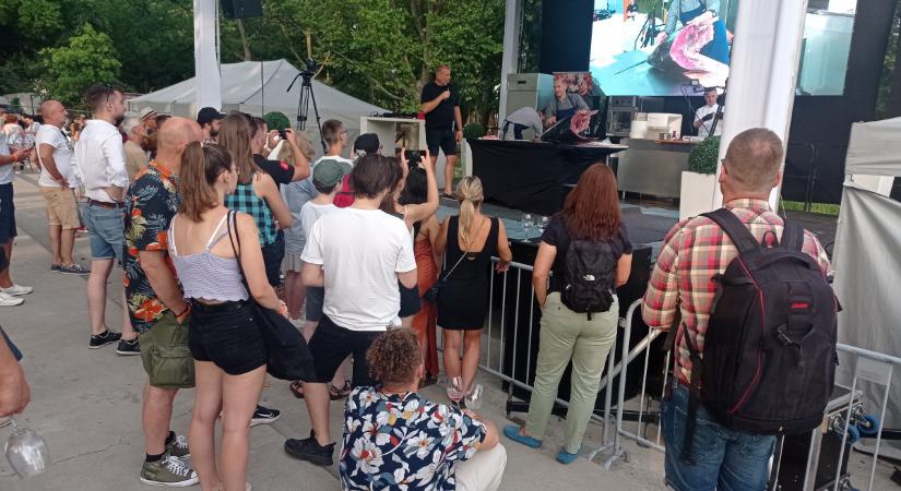 Élőben bontottak fel egy tonhalat a Debrecziner Gourmet Fesztiválon – képeken a szombati nap
