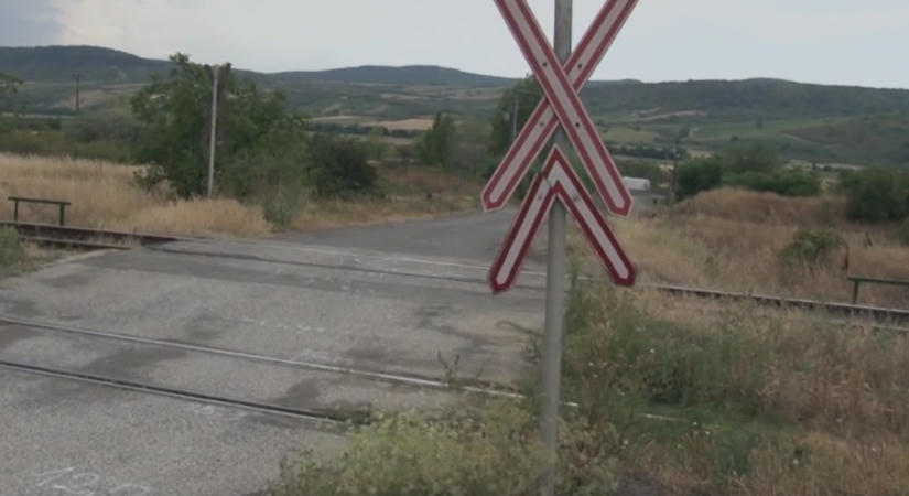 Három gyerek maradt félárván a tállyai vasúti tragédia után – a helyiek szerint nem először történt baleset abban az átjáróban