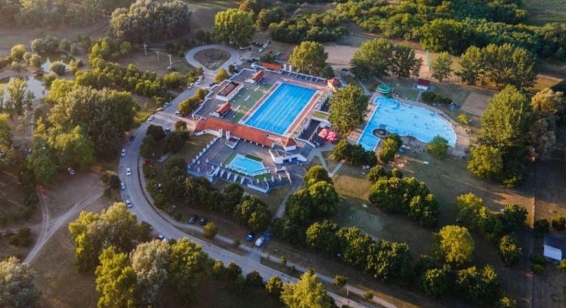 Háromszázötven milliót költenének a strandra – Új csúszda és vízi játszópark épülhet